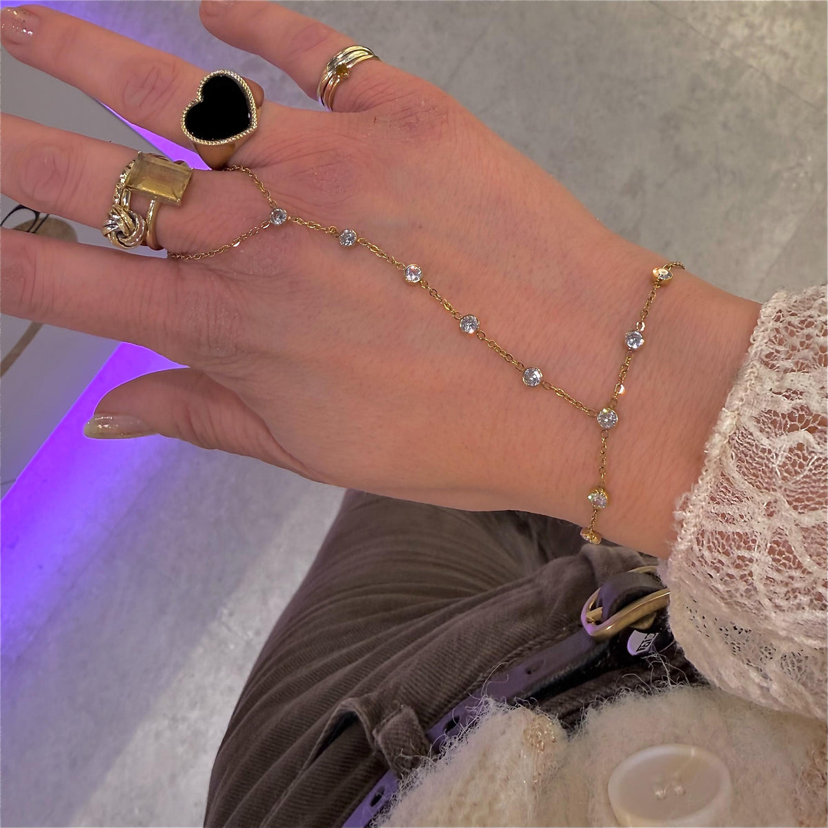 Stones hand chain gold