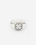 Buddha to Buddha Ring Signet Katja Clover Mother of Pearl Gekweekte zoetwaterparels / gerecycled 925 sterling zilver 001J021781320 hoofdfoto