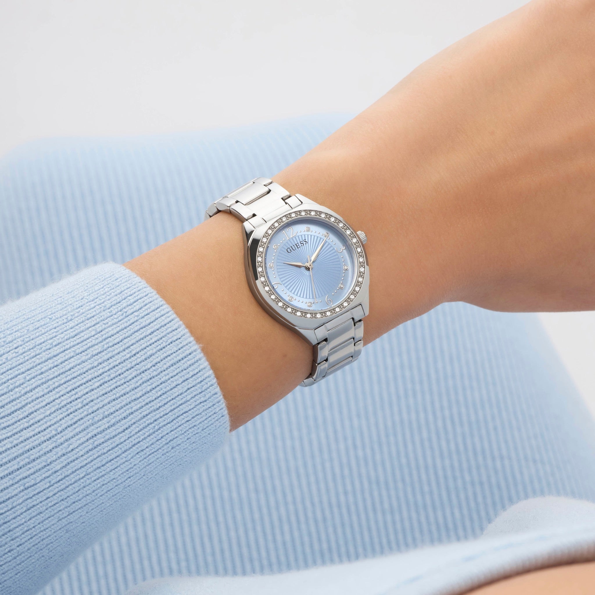 GUESS Charlotte Zilverkleurig Dames Horloge GW0767L6 lifestyle N