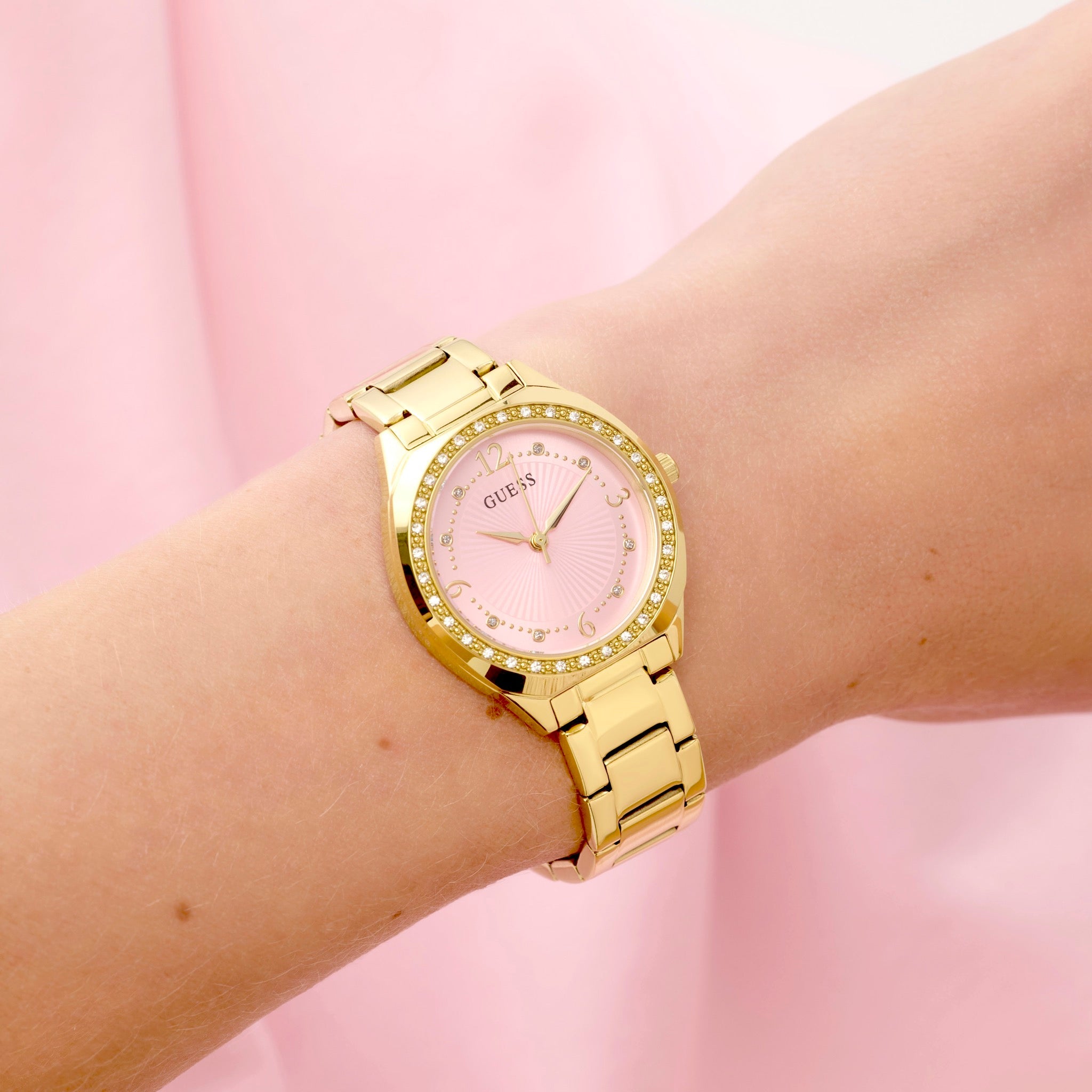 GUESS Charlotte Goudkleurig Dames Horloge GW0767L7 lifestyle N