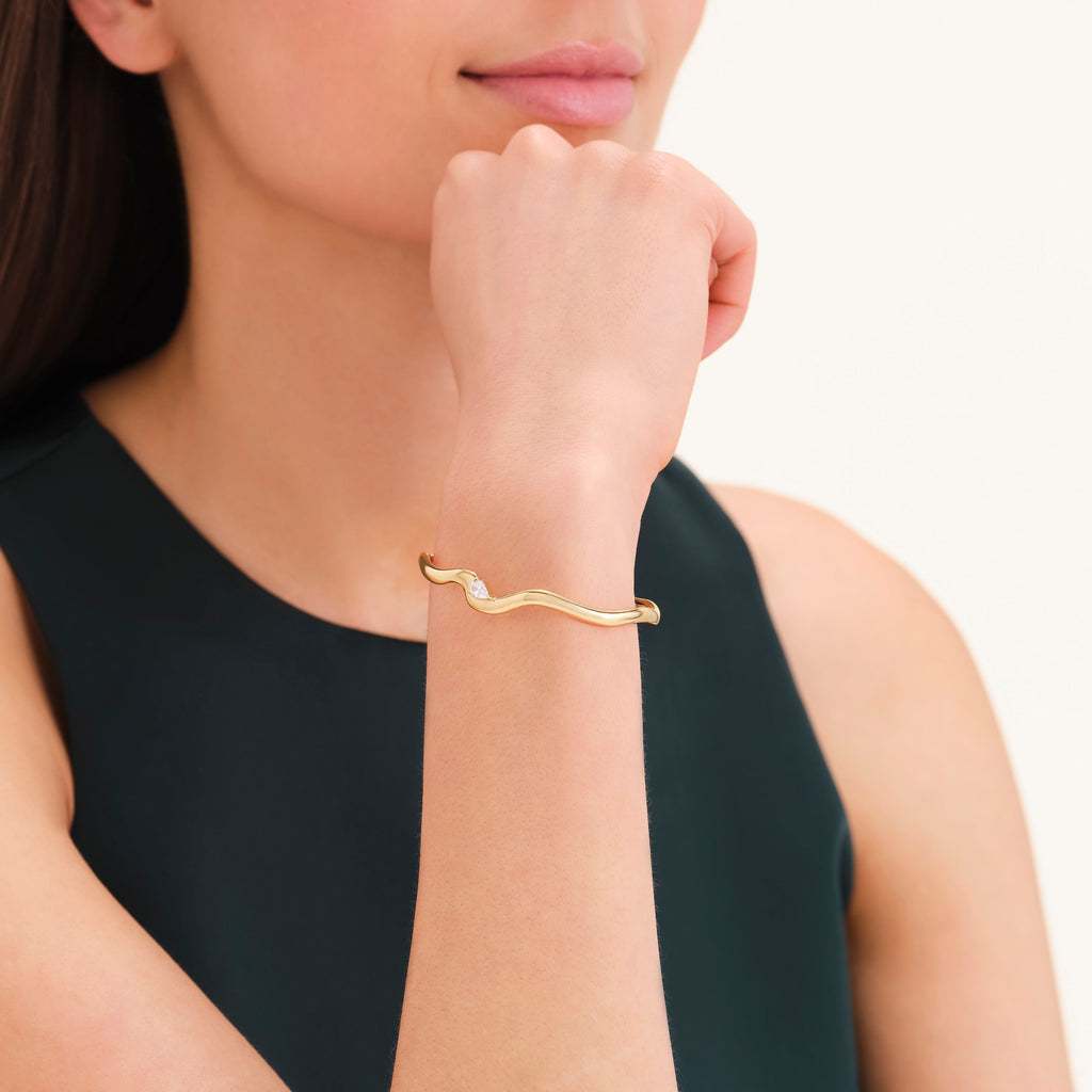 Rosefield Marquise Wave goudkleurige armband JBMWG-J1303 gedragen