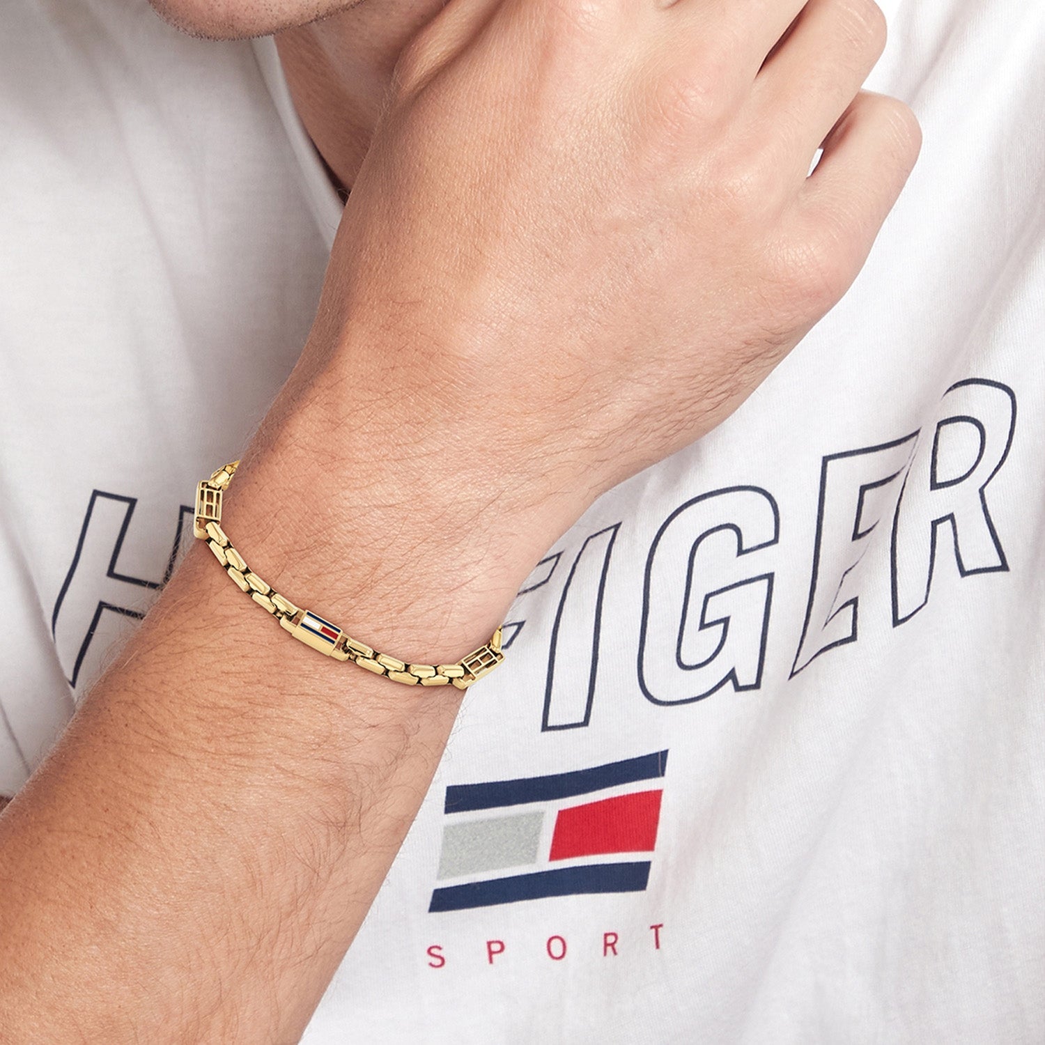 Tommy Hilfiger 3D Flag goudkleurige herenarmband TJ2790675 - detailfoto